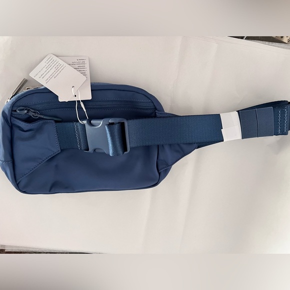 LULULEMON | ✨NEW✨ SOLD OUT color!!! Everywhere Belt Bag Large 2L in Pitch Blue 💙 - Picture 8 of 8